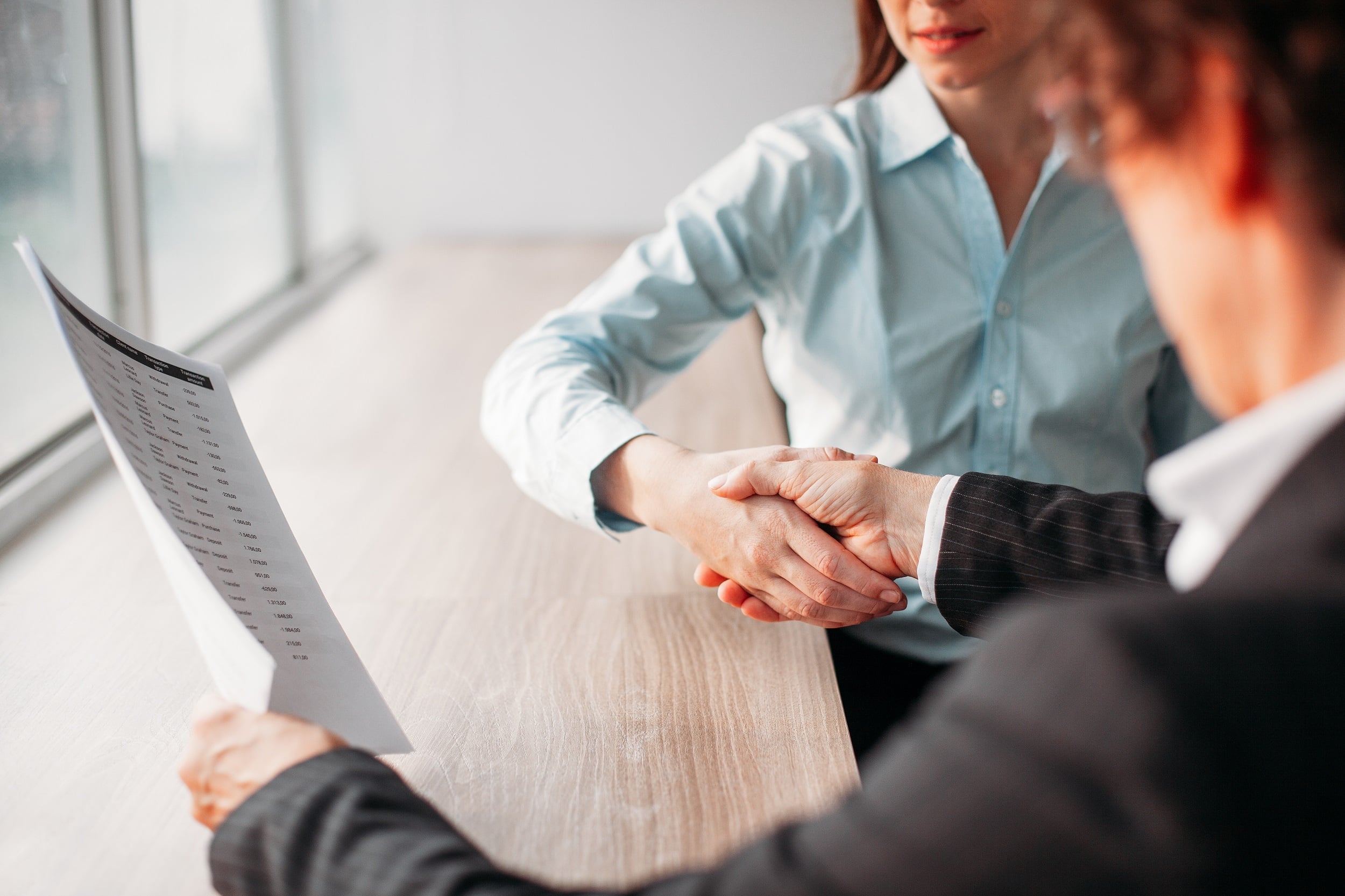Деловая встреча. Повышение на работе. Business partnership. Рукопожатие. Инвестиции иммиграция.